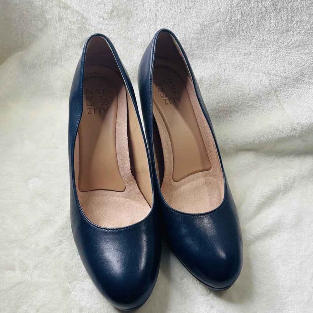Naturalizer Women’s Penny heel in Navy
